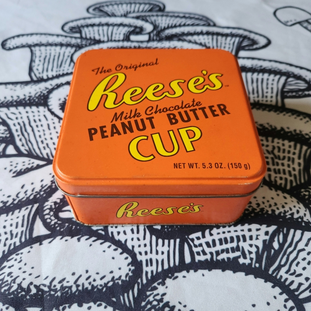 Vintage 1999 Reese's Peanut Butter Cups The Original Retro Tin (Box) w/ Lid